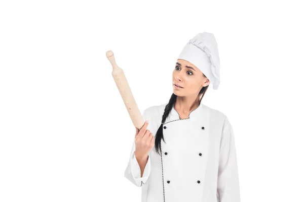 Здивований шеф-кухаря в Холдинг качалкою ізольовані на білому капелюсі — стокове фото
