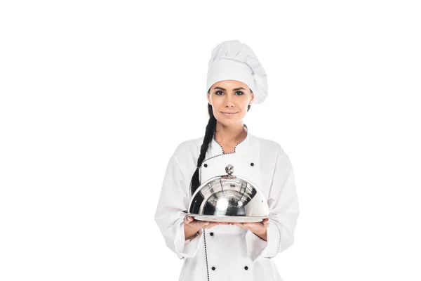 Шеф-повар в шляпе держит поднос с клош изолирован на белом — стоковое фото