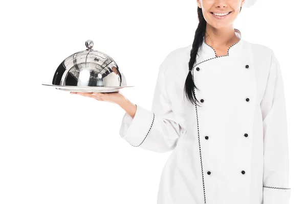 Обрізаний вид шеф-кухаря в уніформі тримає лоток з шафою ізольовано на білому — стокове фото