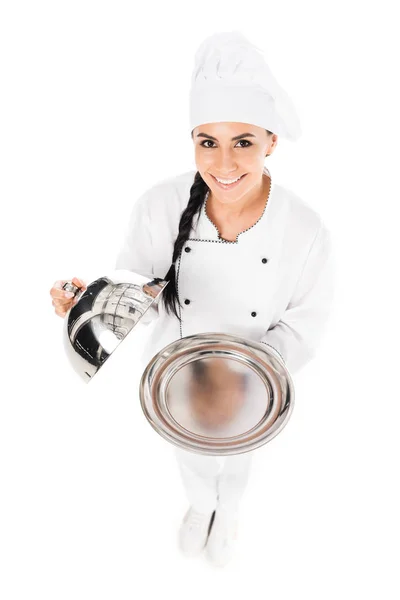 Chef en bandeja de sujeción uniforme con cloche aislado en blanco - foto de stock