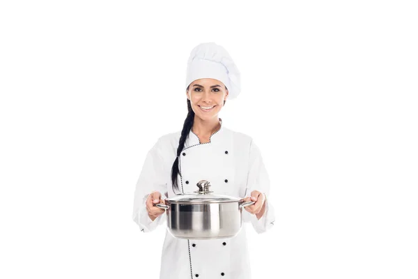 Chef sorridente em uniforme segurando pote de aço isolado em branco — Fotografia de Stock