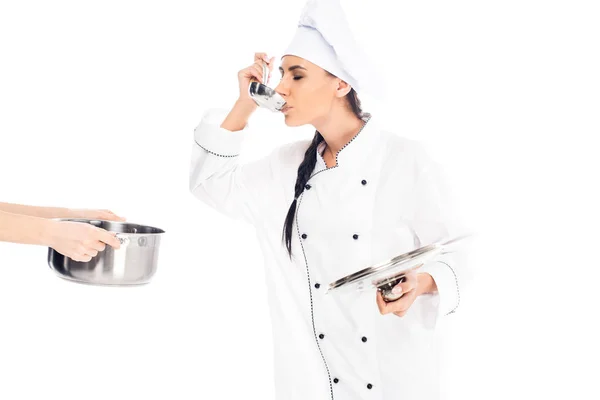 Chef avec louche en acier sirotant isolé sur blanc — Photo de stock