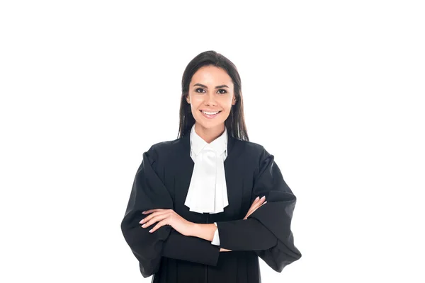Vista frontal de juiz sorridente em roupão judicial de pé com braços dobrados isolados em branco — Fotografia de Stock