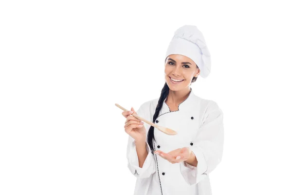 Chef souriant en chapeau tenant la spatule en bois isolée sur blanc — Photo de stock