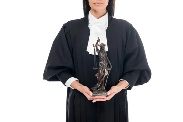 Vue partielle du juge en peignoir judiciaire tenant la figurine isolée sur blanc — Photo de stock