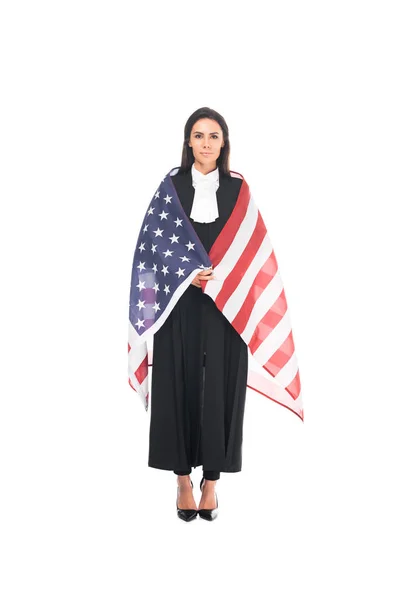 Juge en robe judiciaire tenant le drapeau américain isolé sur blanc — Photo de stock