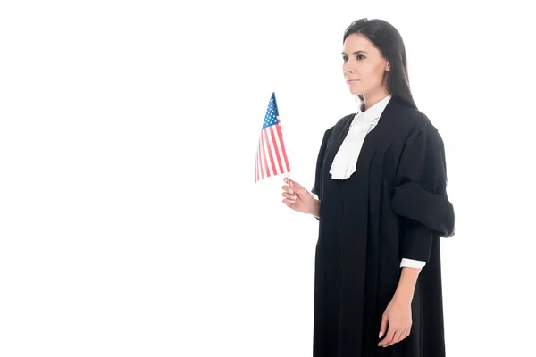 Juge en robe judiciaire tenant le drapeau américain isolé sur blanc — Photo de stock