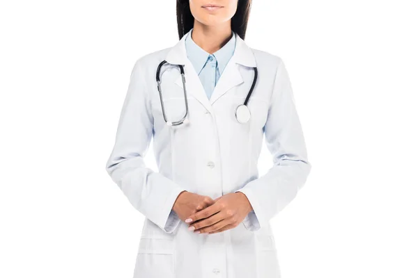 Vista parziale del medico in mantello bianco con stetoscopio isolato su bianco — Foto stock