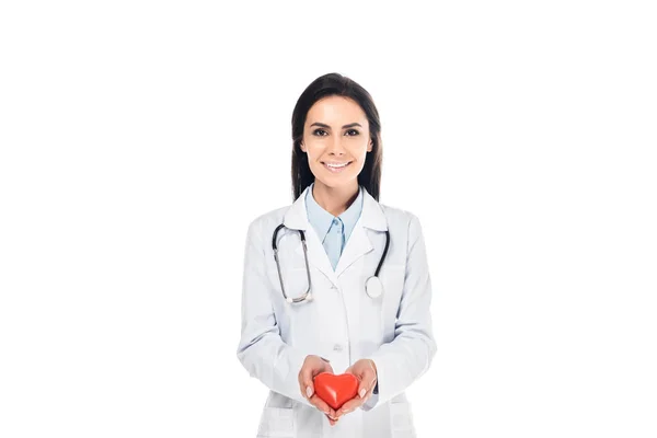 Medico in mantello bianco con cuore in plastica isolato su bianco — Foto stock