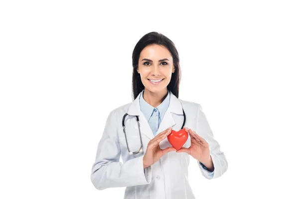 Doctor en bata blanca sosteniendo corazón de plástico aislado en blanco - foto de stock