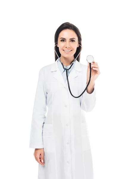 Magnifique médecin en manteau blanc utilisant stéthoscope isolé sur blanc — Photo de stock