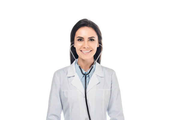 Magnifique médecin en manteau blanc utilisant stéthoscope isolé sur blanc — Photo de stock