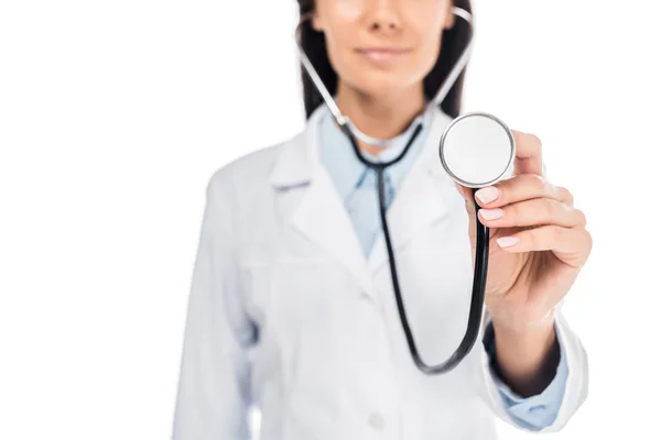 Vue recadrée du médecin en blouse blanche à l'aide d'un stéthoscope isolé sur blanc — Photo de stock