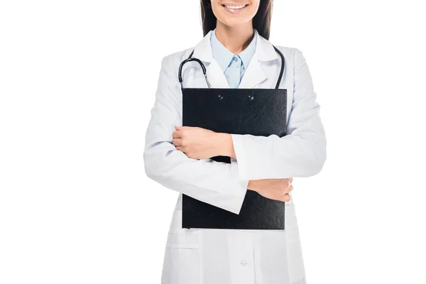 Vista parziale del medico sorridente in mantello bianco con appunti isolati su bianco — Foto stock