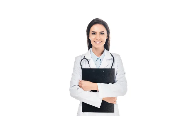 Médico sonriente de capa blanca sujetando el portapapeles aislado en blanco - foto de stock