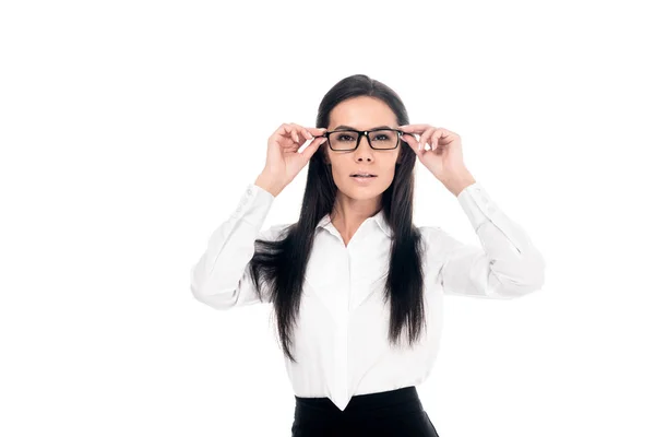Vista frontal de empresaria interesada tocando gafas aisladas en blanco - foto de stock