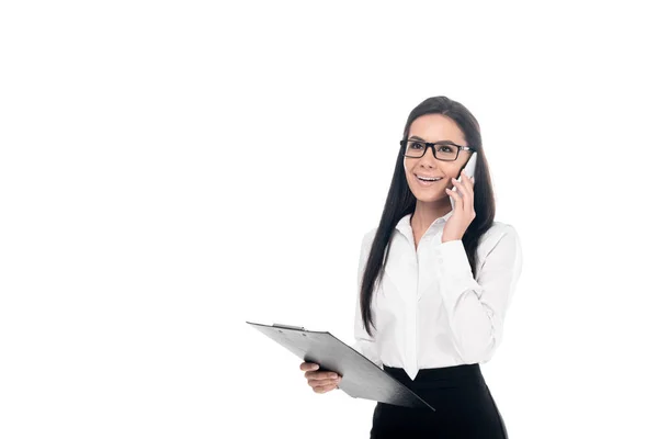 Empresaria en gafas hablando en smartphone y sujetando portapapeles aislado en blanco - foto de stock