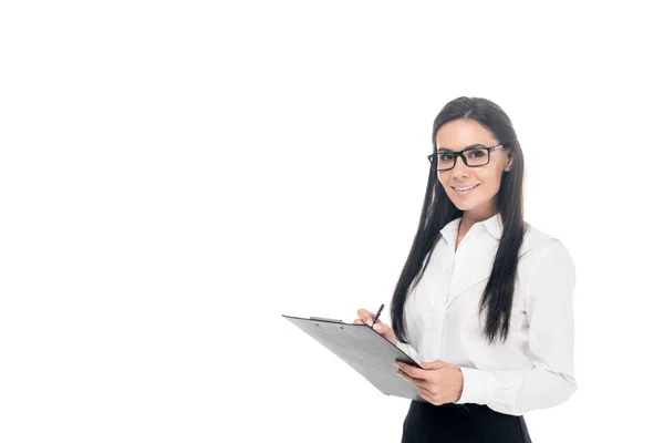 Belle femme d'affaires dans des lunettes écriture sur presse-papiers isolé sur blanc — Photo de stock