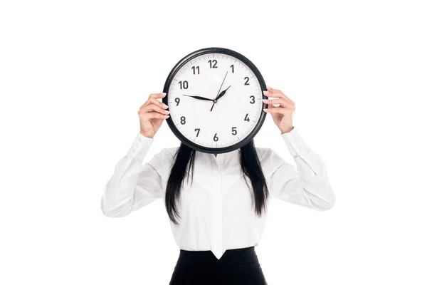 Morena mujer de negocios en camisa sosteniendo reloj aislado en blanco - foto de stock