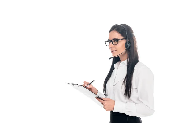 Lächelnder Callcenter-Betreiber mit Brille, Schrift auf Klemmbrett isoliert auf weiß — Stockfoto