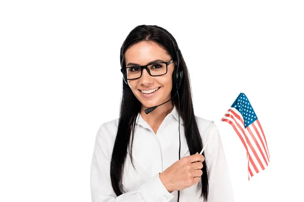 Operador de call center sorridente em óculos segurando bandeira americana isolada em branco — Fotografia de Stock