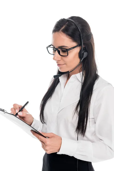 Operador de call center sorridente em óculos escrevendo na área de transferência isolado em branco — Stock Photo