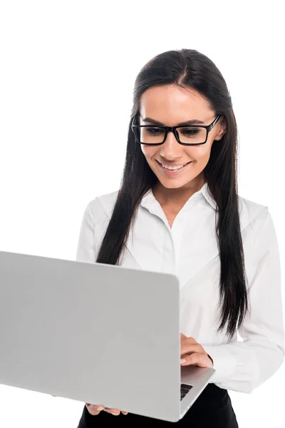 Elegante donna d'affari in occhiali utilizzando computer portatile isolato su bianco — Foto stock