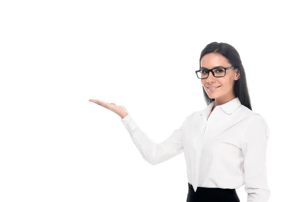 Femme d'affaires souriante dans des lunettes debout avec la main vers le haut isolé sur blanc — Photo de stock