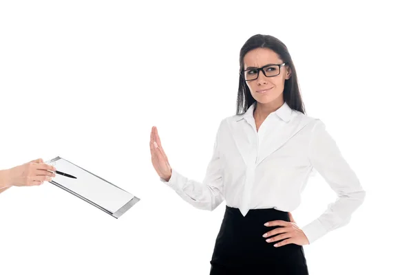 Empresária insatisfeita em óculos se recusando a assinar contrato isolado em branco — Fotografia de Stock