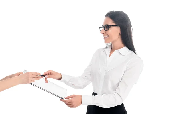 Очаровательная бизнесвумен в очках подписывает контракт изолирован на белом — стоковое фото