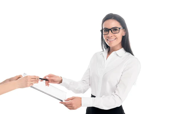 Encantadora empresaria en gafas firmando contrato aislado en blanco - foto de stock