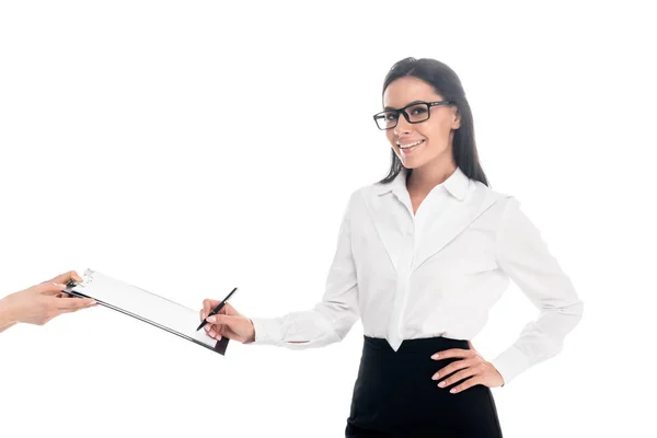 Улыбающаяся деловая женщина в очках подписывает контракт изолированный на белом — стоковое фото