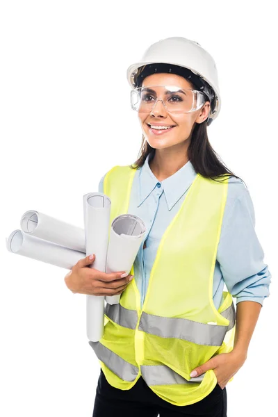 Инженер в каске и очках, держащий чертежи изолированные на белом — стоковое фото
