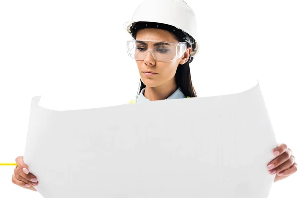 Konzentrierter Ingenieur in Warnweste blickt auf Bauplan isoliert auf Weiß — Stockfoto