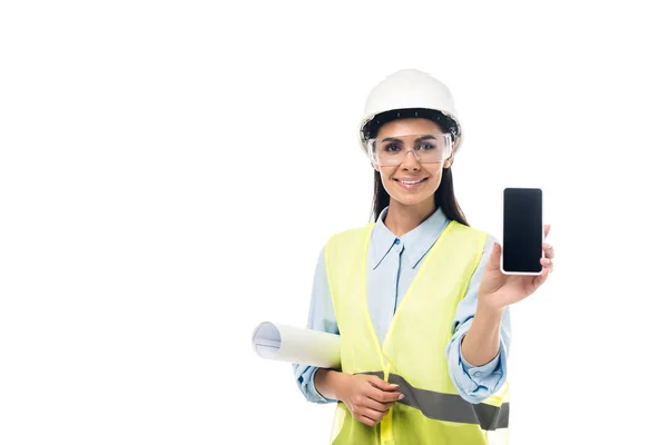 Ingénieur souriant avec plan montrant smartphone avec écran blanc isolé sur blanc — Photo de stock