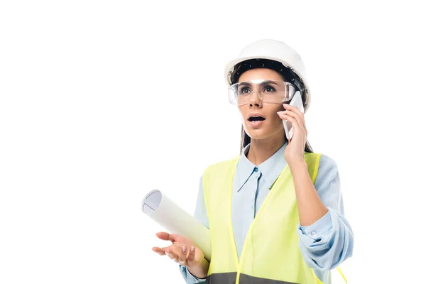 Schockierter Ingenieur in Hardhat hält Blaupause in der Hand und spricht auf Smartphone isoliert auf Weiß — Stockfoto