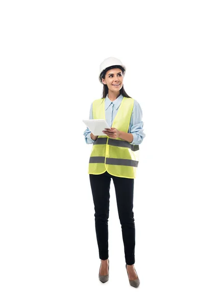 Vista completa del ingeniero de ensueño en chaleco de seguridad utilizando tableta digital aislada en blanco - foto de stock