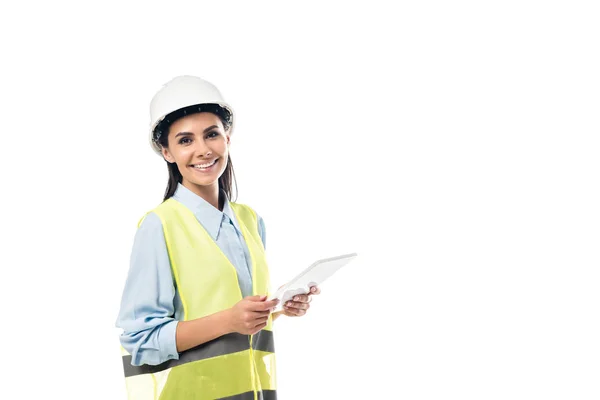 Ingénieur en gilet de sécurité utilisant une tablette numérique isolée sur blanc — Photo de stock