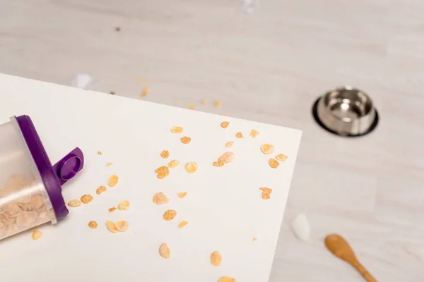 Enfoque selectivo de los cereales en la superficie blanca en la cocina desordenada - foto de stock