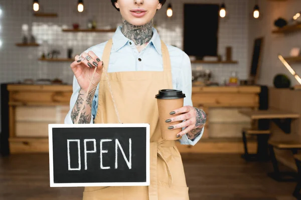 Teilansicht der Kellnerin mit Einwegbecher und Schild mit offener Inschrift — Stockfoto