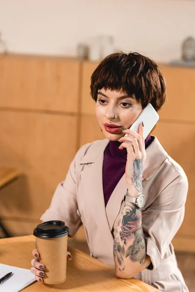 Stilvolle Geschäftsfrau, die im Café auf dem Smartphone spricht — Stockfoto