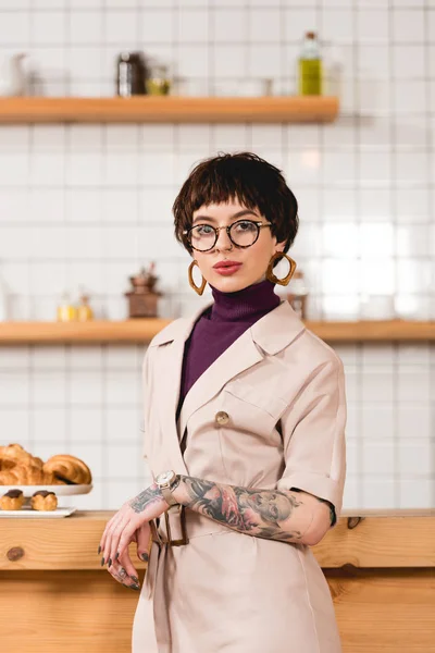 Trendy, attractive businesswoman standing near bar counter in cafeteria — Stock Photo