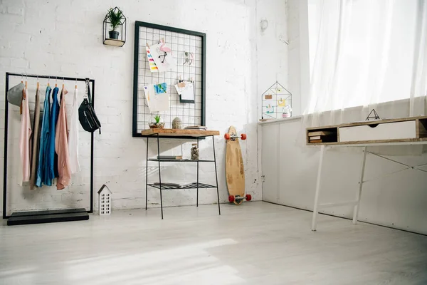 Подростковая комната со светлым интерьером и современной мебелью — стоковое фото