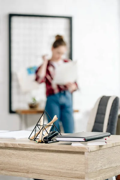 Enfoque selectivo del adolescente en jeans y mesa con cuadernos - foto de stock