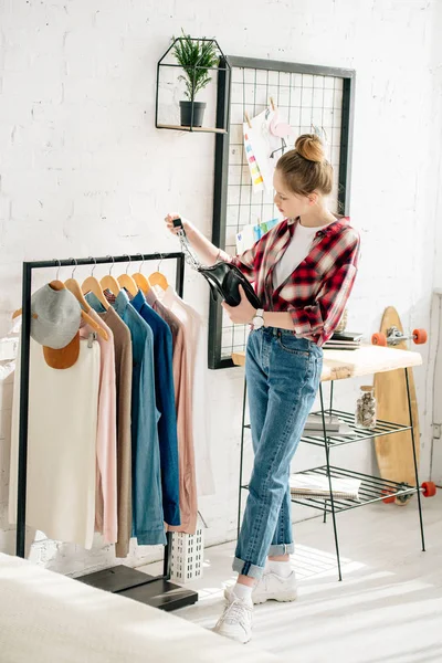 Pleine longueur vue de l'adolescent en jeans tenant sac en cuir — Photo de stock