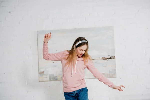 Teenager-Kind hört Musik über Kopfhörer und tanzt im Schlafzimmer — Stockfoto