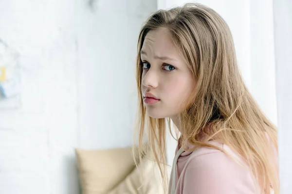 Trauriger Teenager im rosafarbenen Kapuzenpulli blickt in die Kamera — Stockfoto