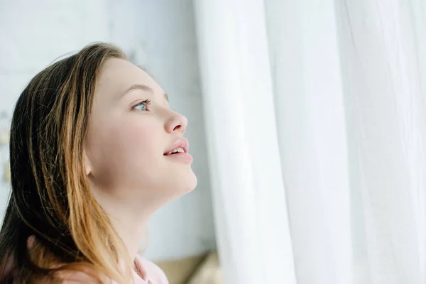 Inspiré adolescent mignon regardant loin avec la bouche ouverte — Photo de stock