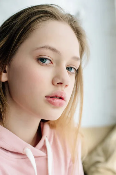 Criança adolescente com capuz rosa casual olhando para a câmera — Fotografia de Stock