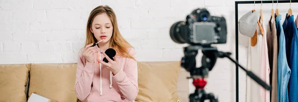 Foto panoramica di un adolescente che applica lucidalabbra davanti alla videocamera — Foto stock